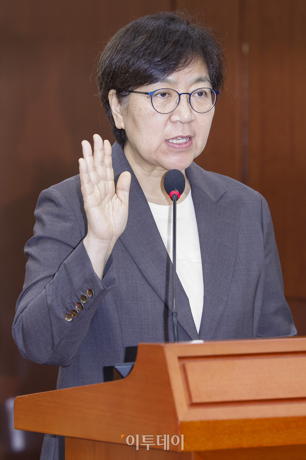 ▲정은경 보건복지부 장관 후보자가 18일 서울 여의도 국회 보건복지위원회에서 열린 인사청문회에서 선서하고 있다. 조현호 기자 hyunho@ (이투데이DB)