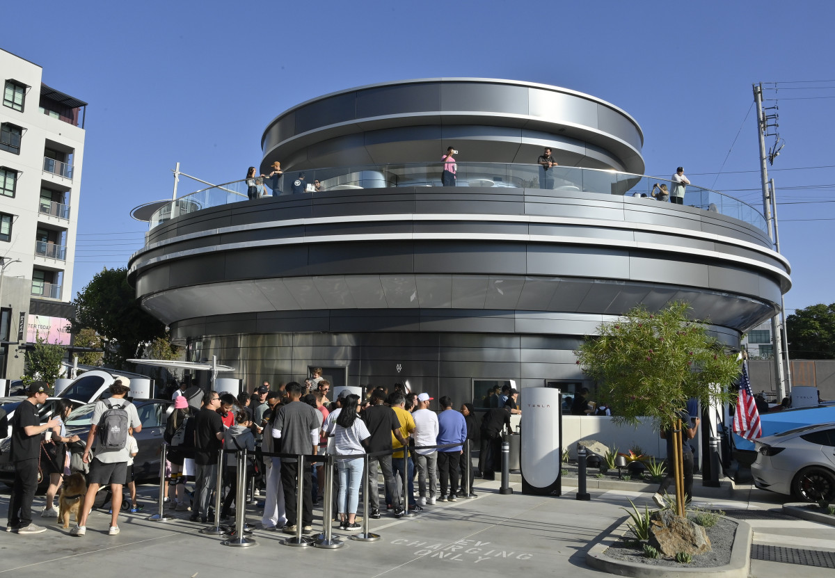 ▲22일(현지시간) 미국 로스앤젤레스에서 테슬라의 '다이너'가 처음 오픈한 날 많은 시민들로 문전성시를 이루고 있다.  (로스앤젤레스/UPI연합뉴스)