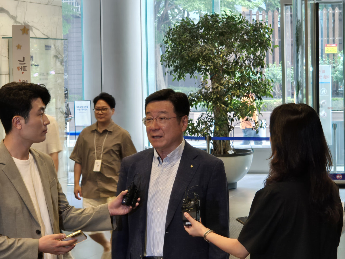 ▲이찬희 삼성 준감위원장이 23일 서울 서초구 삼성생명 서초사옥에서 열린 준감위 정례회의에 앞서 기자들과 인터뷰하고 있다. (박민웅 기자 pmw7001@)