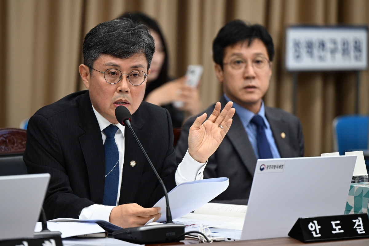 ▲안도걸 더불어민주당 의원이 지난해 10월 24일 오전 정부광주지방합동청사 3층 대회의실에서 열린 국회 기획재정위원회의 광주지방국세청·광주본부세관 등 국정감사에서 질의를 하고 있다. (사진=뉴시스)
