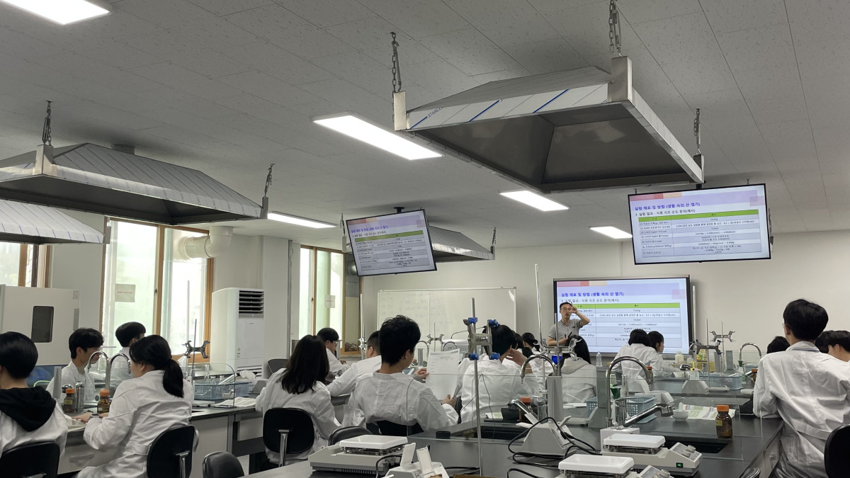 ▲지난 5월 서울시립대 환경공학부 학과 체험 프로그램 진행 모습. (사진제공=동대문구)