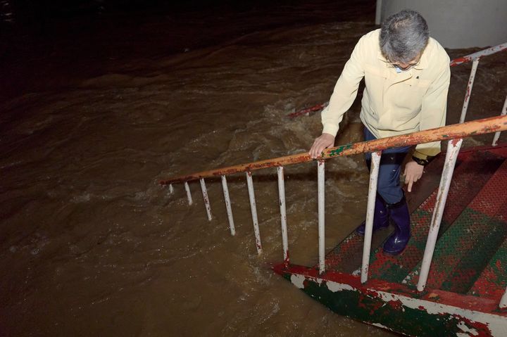 ▲전남 구례군에 호우경보가 발효되면서 집중호우가 내리자 김순호 군수가 수해 취약지역을 찾아가 점검하고 있다. (사진제공=구례군)
