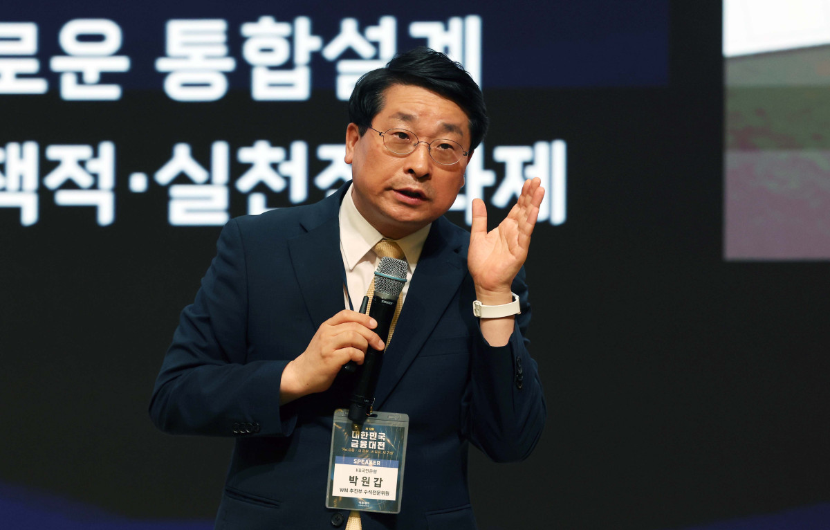 ▲박원갑 KB국민은행 부동산 수석전문위원이 23일 서울 중구 대한상공회의소에서 열린 ‘제12회 대한민국 금융대전’에서 ‘초고령사회와 새 정부 출범기, 부동산과 금융의 지혜로운 통합설계  – ‘골든 라이프’를 위한 정책적·실천적 과제’를 주제로 발표하고 있다. 이투데이가 ‘Re:금융 – 새정부, 새질서, 새기회’를 주제로 마련한 이번 행사는 디지털 전환, ESG 확산, 자산시장의 구조적 변화라는 큰 흐름 속에서 새 정부의 금융정책 방향을 공유하고, 이에 대한 금융회사들의 대응 전략을 다각도로 분석하는 자리다. 신태현 기자 holjjak@
