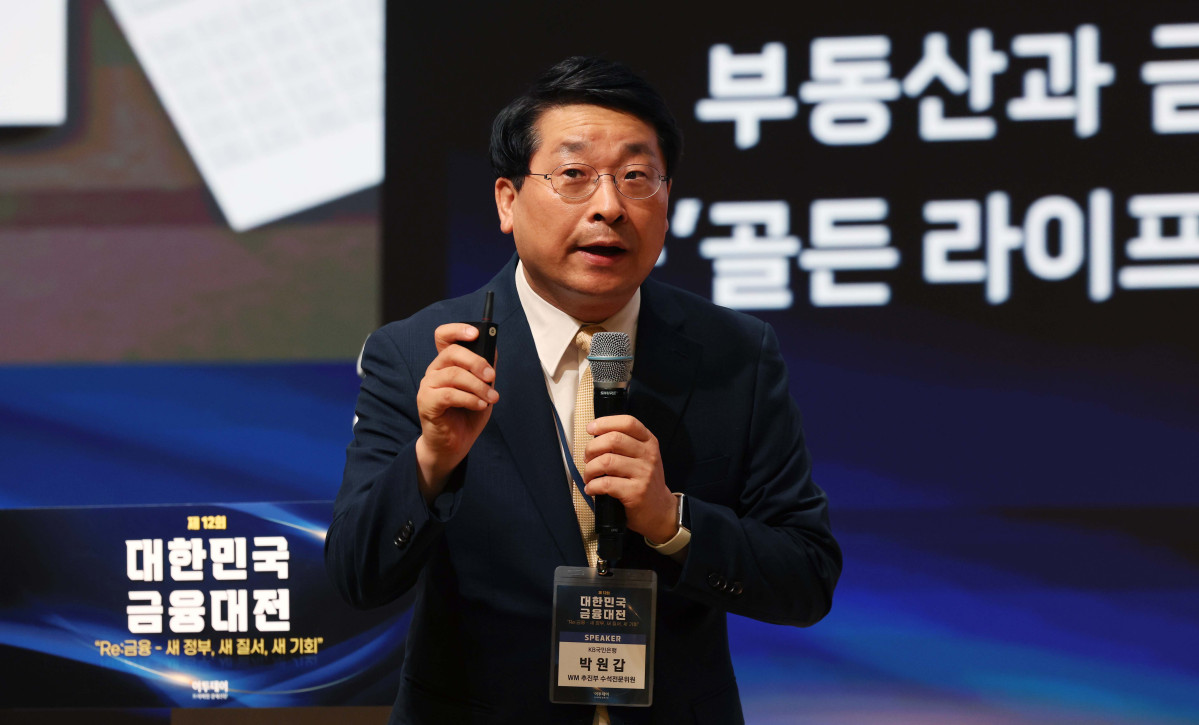 ▲박원갑 KB국민은행 부동산 수석전문위원이 23일 서울 중구 대한상공회의소에서 열린 ‘제12회 대한민국 금융대전’에서 ‘초고령사회와 새 정부 출범기, 부동산과 금융의 지혜로운 통합설계  – ‘골든 라이프’를 위한 정책적·실천적 과제’를 주제로 발표하고 있다. 이투데이가 ‘Re:금융 – 새정부, 새질서, 새기회’를 주제로 마련한 이번 행사는 디지털 전환, ESG 확산, 자산시장의 구조적 변화라는 큰 흐름 속에서 새 정부의 금융정책 방향을 공유하고, 이에 대한 금융회사들의 대응 전략을 다각도로 분석하는 자리다. 신태현 기자 holjjak@