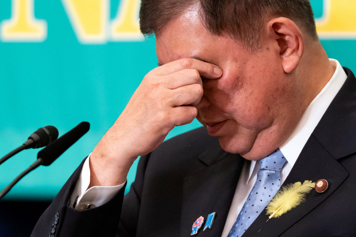 ▲이시바 시게루 일본 총리가 2일 야당 대표들과의 토론회에서 얼굴을 만지고 있다. 도쿄/AFP연합뉴스