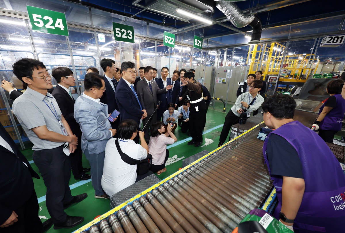 ▲김병기 더불어민주당 대표 직무대행 겸 원내대표가 16일 폭염 관련 물류센터 현장점검을 위해 서울 서초구 쿠팡 서초1캠프를 방문해 작업장 등을 둘러보고 있다. (연합뉴스)