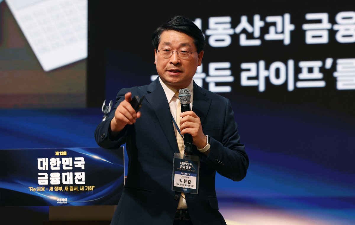 ▲박원갑 KB국민은행 부동산 수석전문위원이 23일 서울 중구 대한상공회의소에서 열린 ‘제12회 대한민국 금융대전’에서 ‘초고령사회와 새 정부 출범기, 부동산과 금융의 지혜로운 통합설계  – ‘골든 라이프’를 위한 정책적·실천적 과제’를 주제로 발표하고 있다. 이투데이가 ‘Re:금융 – 새정부, 새질서, 새기회’를 주제로 마련한 이번 행사는 디지털 전환, ESG 확산, 자산시장의 구조적 변화라는 큰 흐름 속에서 새 정부의 금융정책 방향을 공유하고, 이에 대한 금융회사들의 대응 전략을 다각도로 분석하는 자리다. 신태현 기자 holjjak@