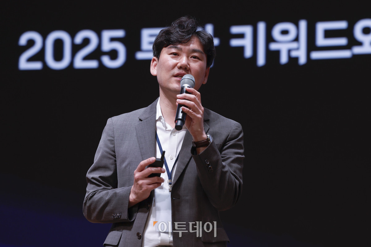 ▲김대수 신한은행 WM 추진부 팀장이 23일 서울 중구 대한상공회의소에서 열린 ‘제12회 대한민국 금융대전’에서 '2025 투자키워드와 자산흐름'을 주제로 발표를 하고 있다. 이투데이가 ‘Re:금융 – 새정부, 새질서, 새기회’를 주제로 마련한 이번 행사는 디지털 전환, ESG 확산, 자산시장의 구조적 변화라는 큰 흐름 속에서 새 정부의 금융정책 방향을 공유하고, 이에 대한 금융회사들의 대응 전략을 다각도로 분석하는 자리다. 조현호 기자 hyunho@