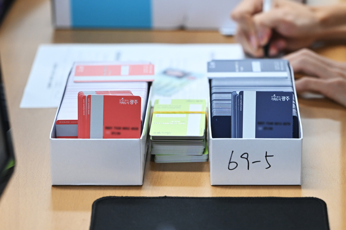 ▲민생회복 소비쿠폰 1차 신청이 시작된 21일 오전 광주 북구 두암3동 행정복지센터에 광주지역 선불카드가 놓여있다. (뉴시스)