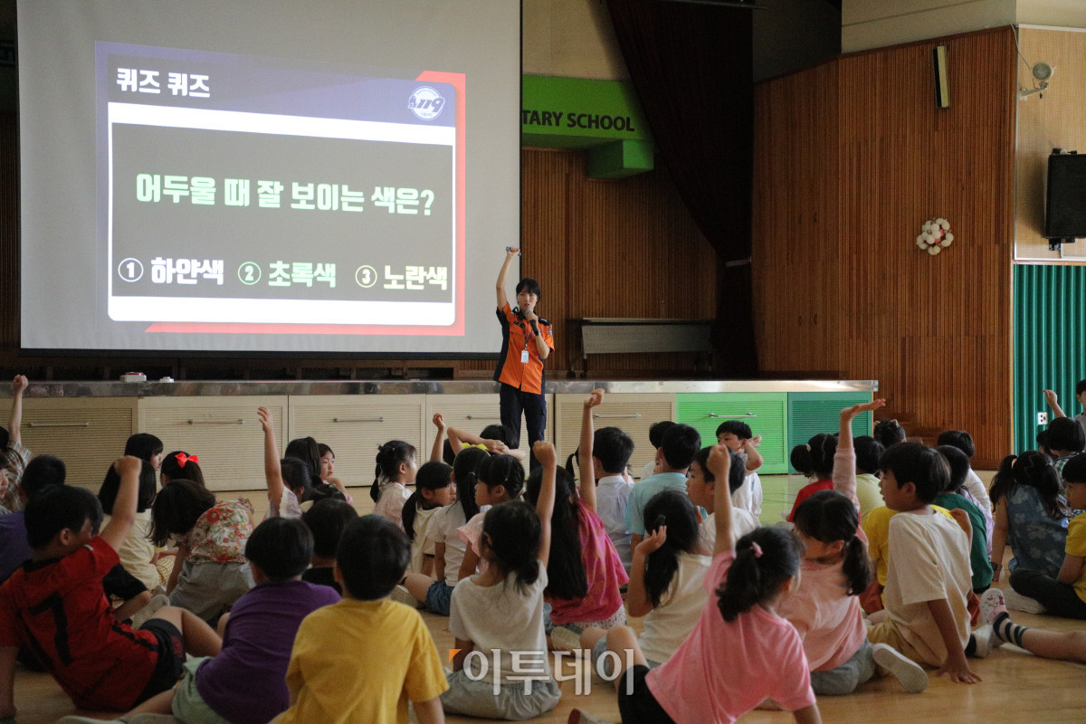 ▲서울 마포소방서가 관내 노후 아파트 인접 초등학교 학생들을 대상으로 긴급 소방안전 교육을 실시하고 있다. 23일 마포소방서는 부산 아파트 화재로 아동 4명이 사망하는 등 인명피해가 지속적으로 발생함에 따라 지난 15일부터 초등학교 여름방학 시작 전까지 관내 노후아파트 밀집 지역과 인접한 11개 초등학교 학생 1835명을 대상으로 찾아가는 소방안전교육을 진행할 예정이다. 사진제공=서울 마포소방서