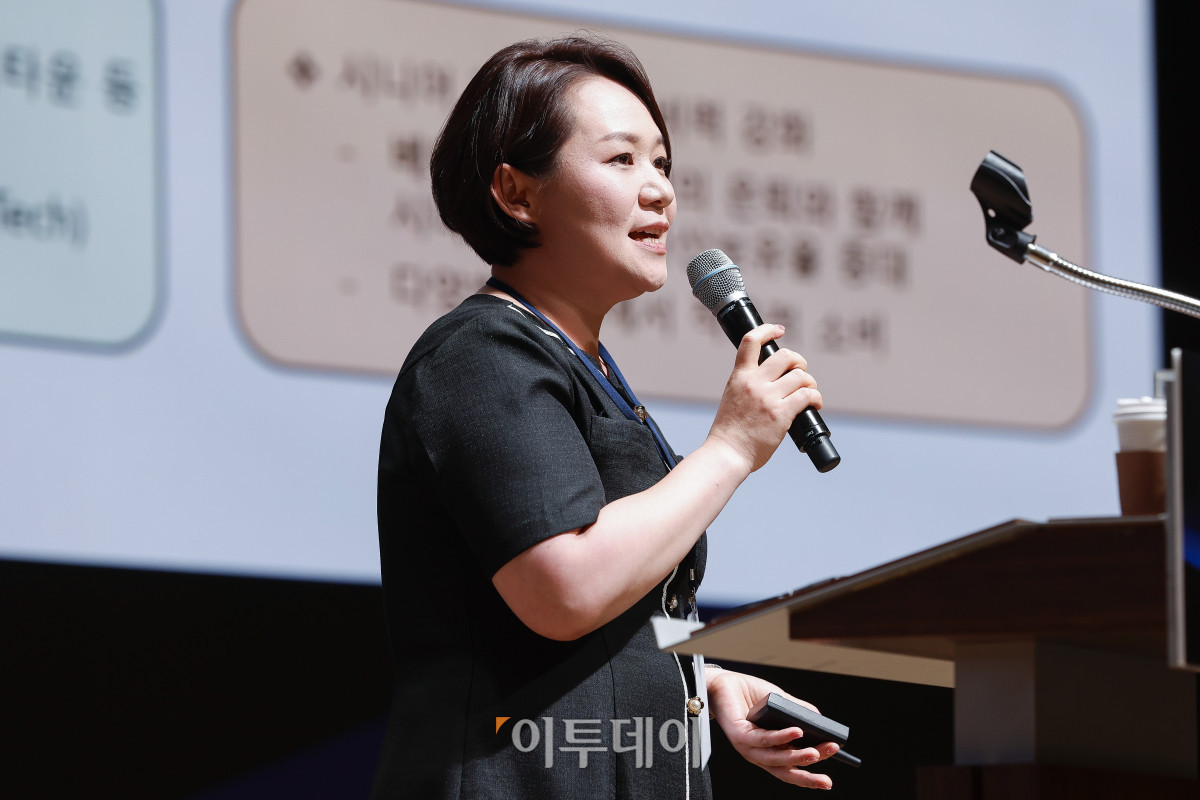 ▲서지영 하나은행 잠원역지점 PB 팀장이 23일 서울 중구 대한상공회의소에서 열린 ‘제12회 대한민국 금융대전’에서 '2025 초고령화, 변화하는 금융'을 주제로 발표를 하고 있다. 이투데이가 ‘Re:금융 – 새정부, 새질서, 새기회’를 주제로 마련한 이번 행사는 디지털 전환, ESG 확산, 자산시장의 구조적 변화라는 큰 흐름 속에서 새 정부의 금융정책 방향을 공유하고, 이에 대한 금융회사들의 대응 전략을 다각도로 분석하는 자리다. 조현호 기자 hyunho@