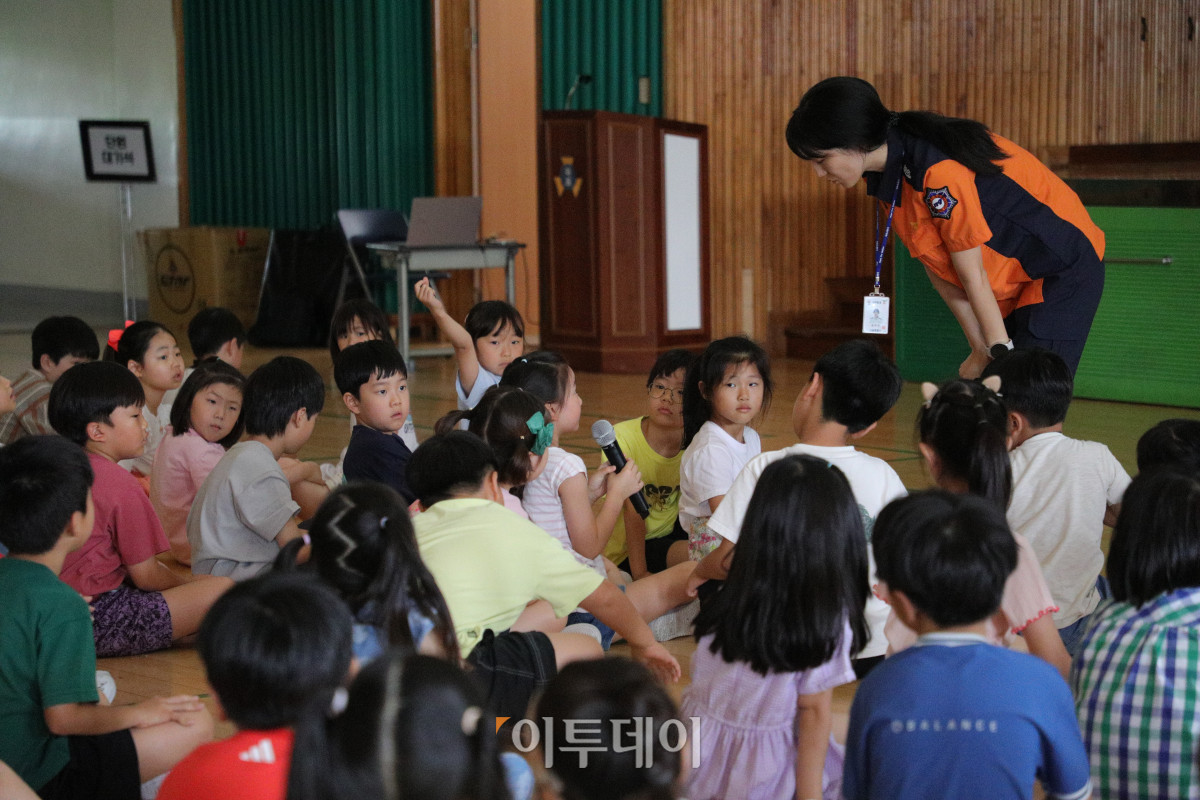 ▲서울 마포소방서가 관내 노후 아파트 인접 초등학교 학생들을 대상으로 긴급 소방안전 교육을 실시하고 있다. 23일 마포소방서는 부산 아파트 화재로 아동 4명이 사망하는 등 인명피해가 지속적으로 발생함에 따라 지난 15일부터 초등학교 여름방학 시작 전까지 관내 노후아파트 밀집 지역과 인접한 11개 초등학교 학생 1835명을 대상으로 찾아가는 소방안전교육을 진행할 예정이다. 사진제공=서울 마포소방서