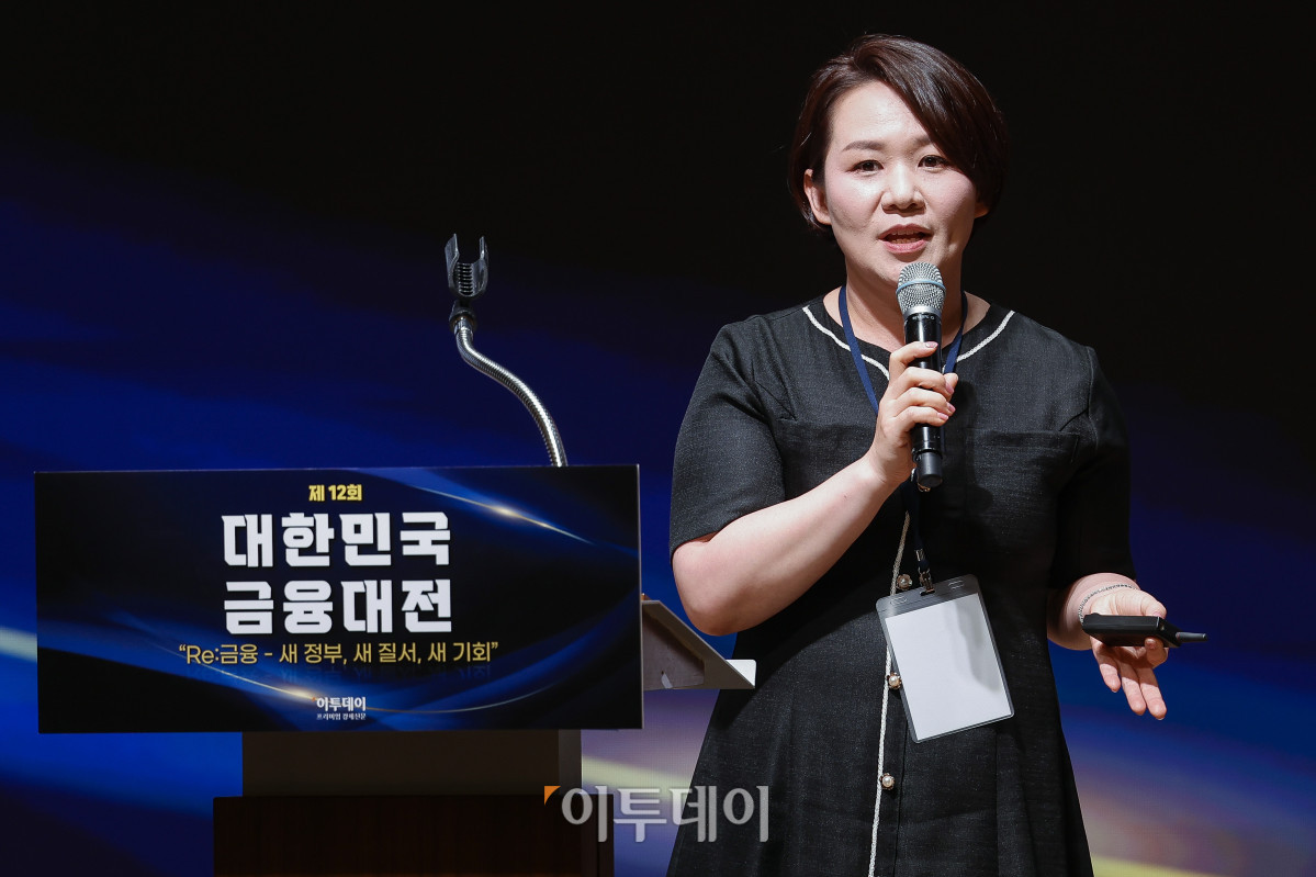 ▲서지영 하나은행 잠원역지점 PB 팀장이 23일 서울 중구 대한상공회의소에서 열린 ‘제12회 대한민국 금융대전’에서 '2025 초고령화, 변화하는 금융'을 주제로 발표를 하고 있다. 이투데이가 ‘Re:금융 – 새정부, 새질서, 새기회’를 주제로 마련한 이번 행사는 디지털 전환, ESG 확산, 자산시장의 구조적 변화라는 큰 흐름 속에서 새 정부의 금융정책 방향을 공유하고, 이에 대한 금융회사들의 대응 전략을 다각도로 분석하는 자리다. 조현호 기자 hyunho@