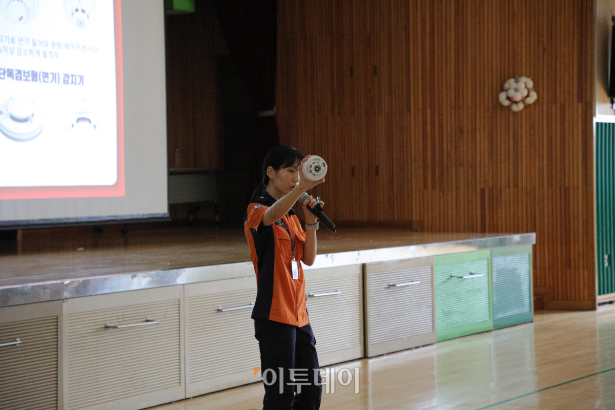 ▲서울 마포소방서가 관내 노후 아파트 인접 초등학교 학생들을 대상으로 긴급 소방안전 교육을 실시하고 있다. 23일 마포소방서는 부산 아파트 화재로 아동 4명이 사망하는 등 인명피해가 지속적으로 발생함에 따라 지난 15일부터 초등학교 여름방학 시작 전까지 관내 노후아파트 밀집 지역과 인접한 11개 초등학교 학생 1835명을 대상으로 찾아가는 소방안전교육을 진행할 예정이다. 사진제공=서울 마포소방서