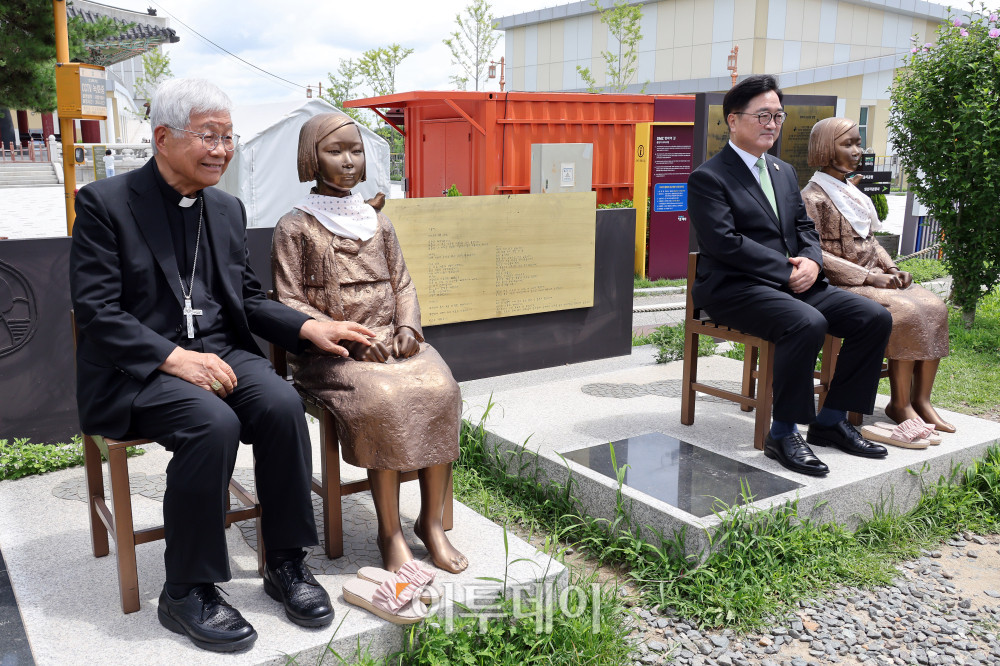 ▲우원식(오른쪽) 국회의장과 유흥식 추기경이 23일 경기도 파주 임진각 평화누리공원 '통일로 가는 평화의 소녀상'에서 기념촬영을 하고 있다. 국회사진기자단