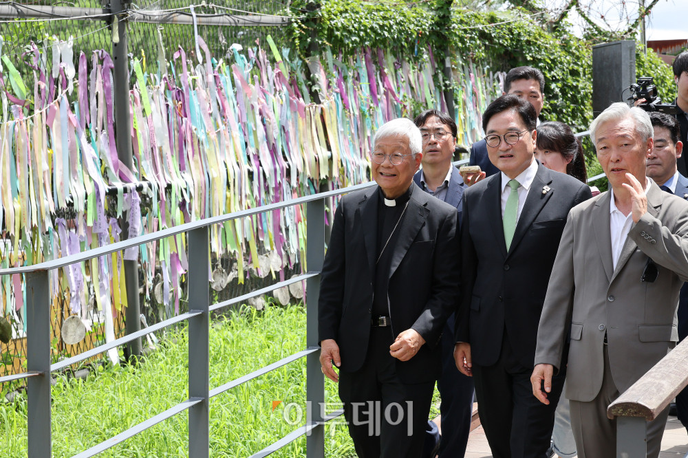 ▲우원식 국회의장과 유흥식 추기경이 23일 경기도 파주 임진각 평화누리공원 일대를 둘러보고 있다. 국회사진기자단
