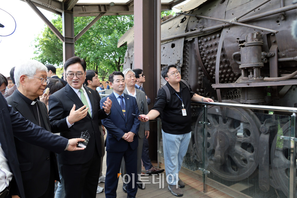 ▲우원식 국회의장과 유흥식 추기경이 23일 경기도 파주 임진각 평화누리공원 장단역 증기기관차 앞에서 대화를 하고 있다. 국회사진기자단