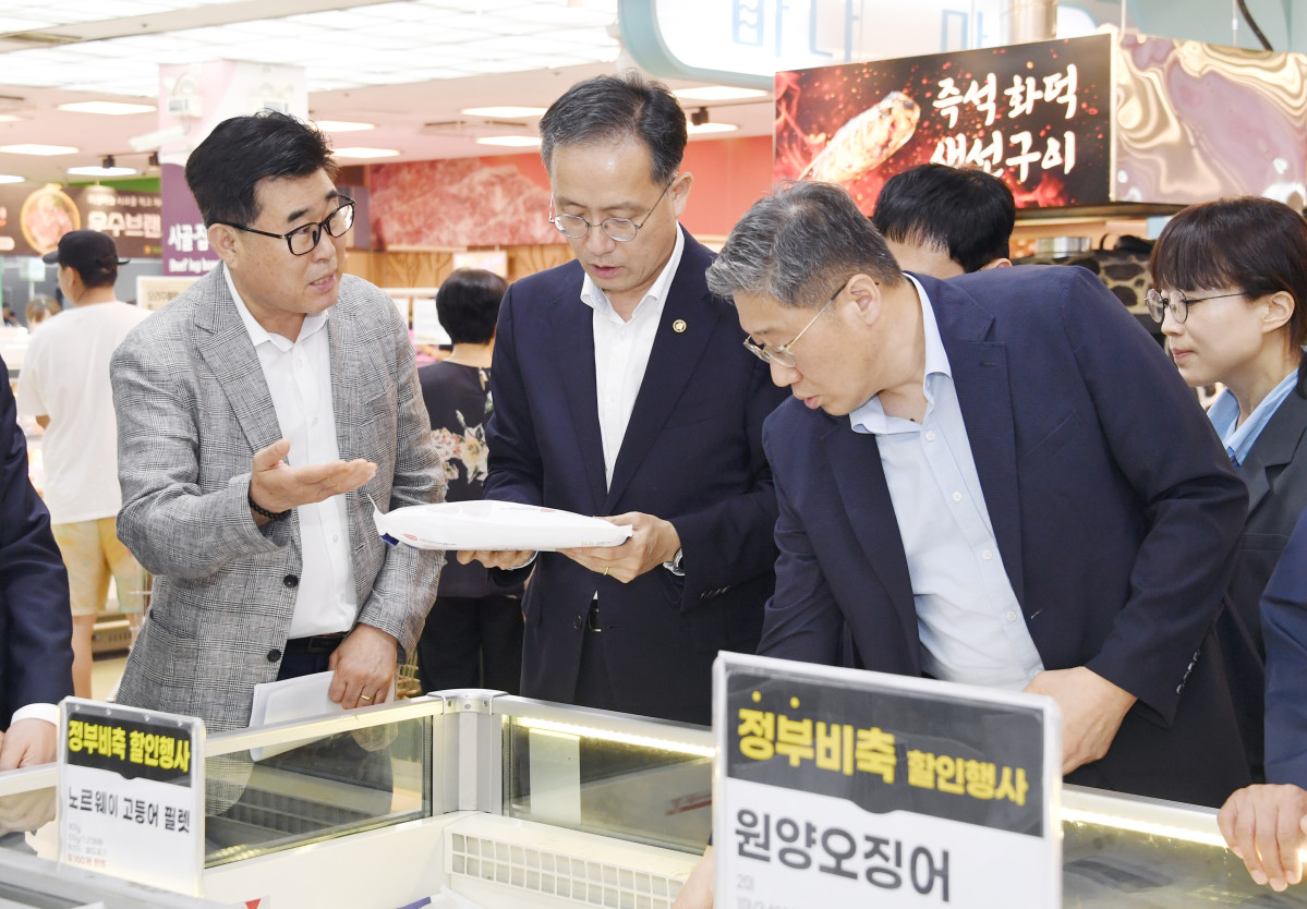 ▲이형일 기획재정부 1차관이 강형석 농림축산식품부 차관과 함께 7월 23일 오후 서울 서초구 농협하나로마트를 방문,- 매장을 시찰하며 주요 농축산물 수급 현황과 생활 물가 동향을 점검하고 있다. (기획재정부)
