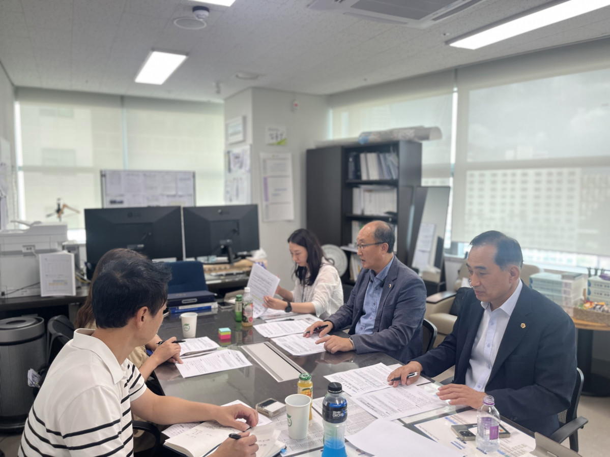 ▲김창식 경기도의회 농정해양위원회 부위원장이 22일 경기도의회 사무실에서 여러 참석자들과 별내역 환승센터 주차장 건립 지연 관련 서류를 검토하며 회의하고 있다. (경기도의회)