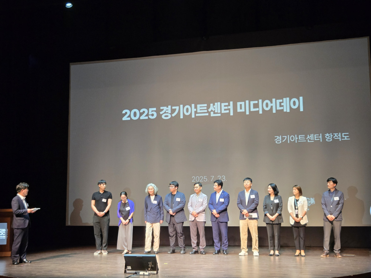 ▲김상회 경기아트센터 사장이 23일 열린 경기아트센터 미디어데이 무대에서 조직 개편 내용과 임직원을 소개하고 있다. (김재학 기자)