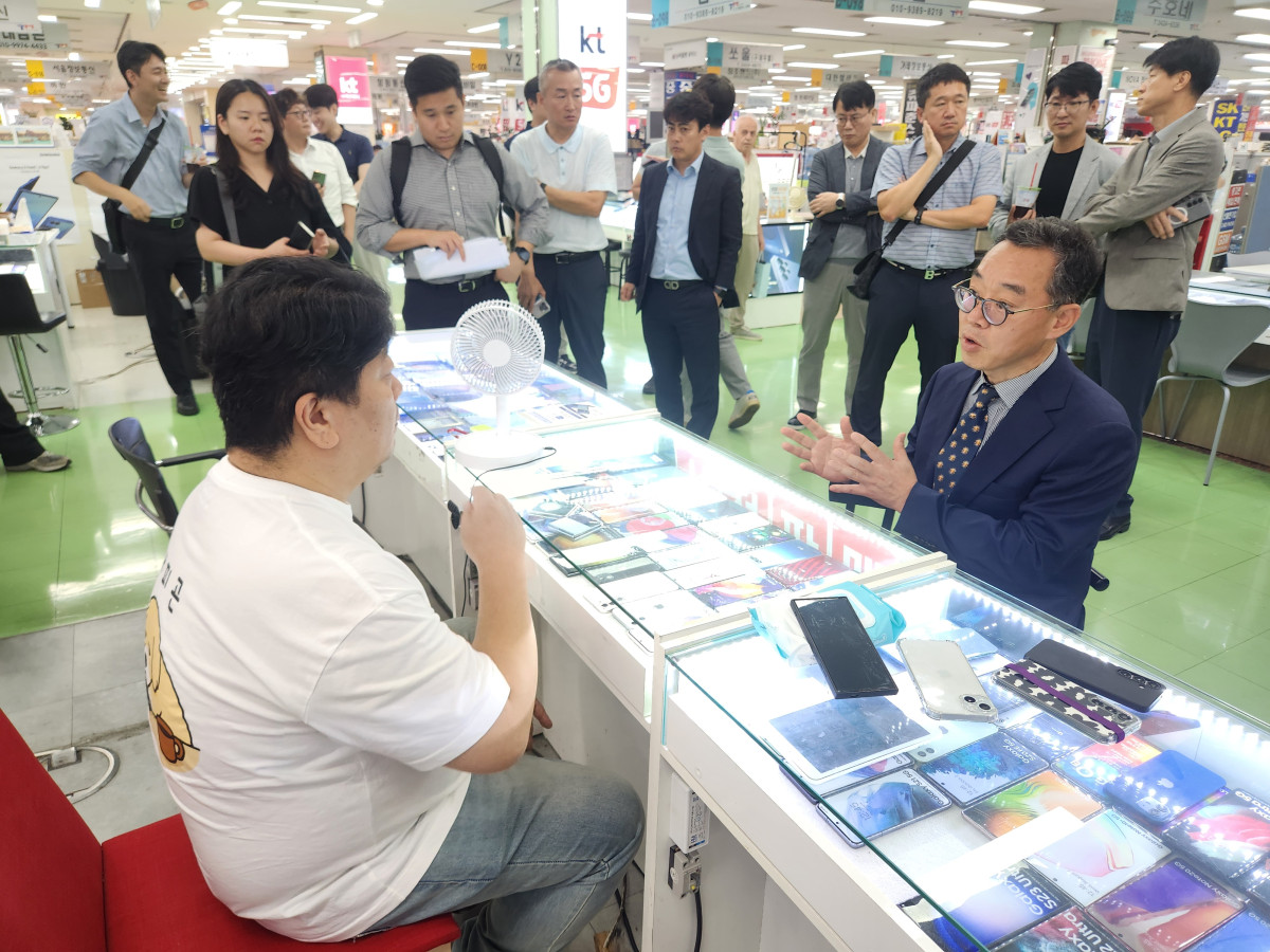 ▲방송통신위원회는 23일 서울 강변테크노마트 휴대폰 집단상가를 방문해 '이동통신단말장치 유통구조 개선에 관한 법률(단통법)' 폐지 후 시장 현황을 점검했다고 이날 밝혔다. (사진제공=방송통신위원회)