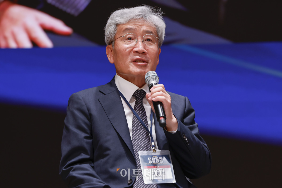 ▲좌장인 고승범 대한민국 금융대전 대회위원장이 23일 서울 중구 대한상공회의소에서 열린 ‘제12회 대한민국 금융대전’에서 '2025 투자 키워드와 자산 흐름: 금융이 전하는 머니 인사이트' 패널토론을 진행하고 있다. 이투데이가 ‘Re:금융 – 새정부, 새질서, 새기회’를 주제로 마련한 이번 행사는 디지털 전환, ESG 확산, 자산시장의 구조적 변화라는 큰 흐름 속에서 새 정부의 금융정책 방향을 공유하고, 이에 대한 금융회사들의 대응 전략을 다각도로 분석하는 자리다. 조현호 기자 hyunho@