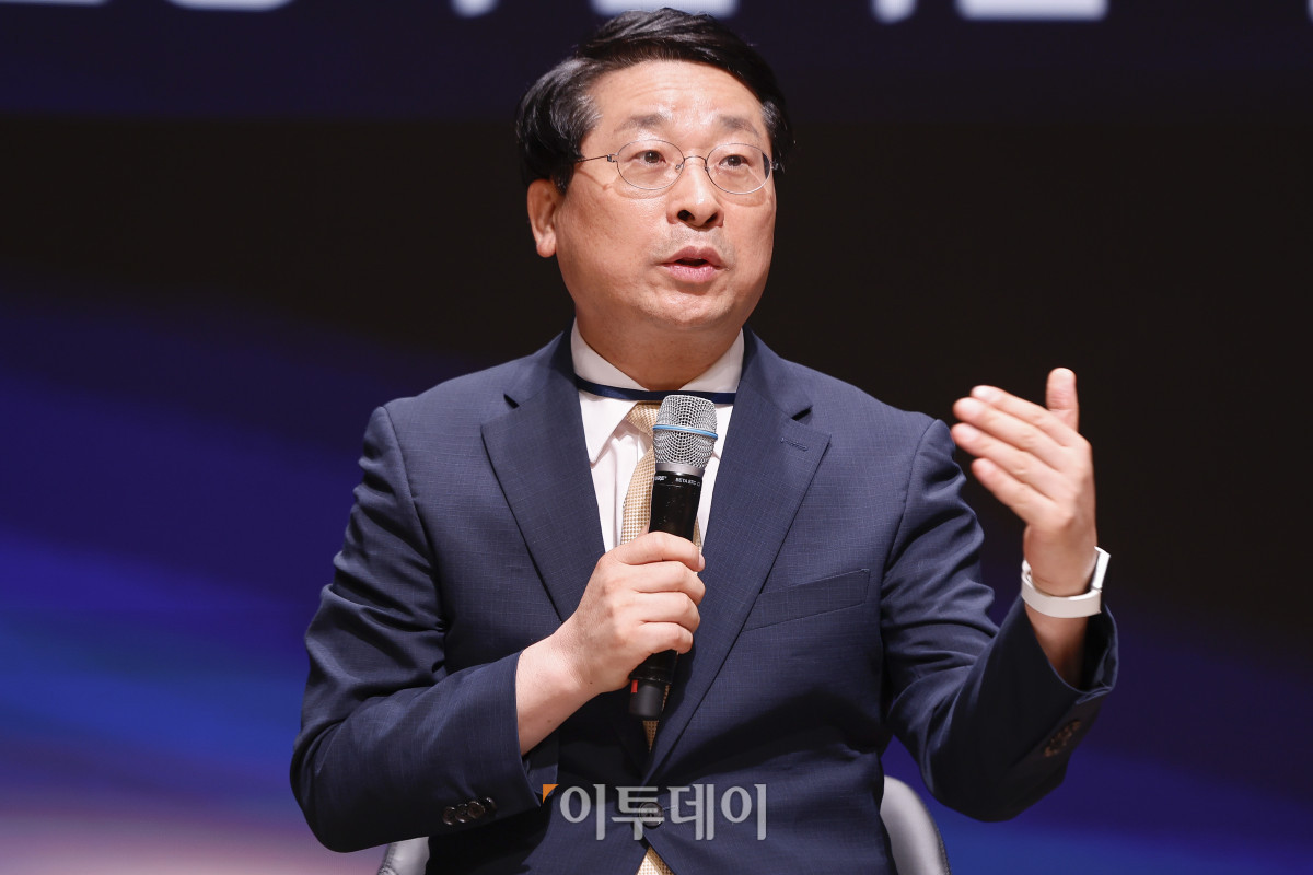 ▲박원갑 KB국민은행 부동산 수석전문위원이 23일 서울 중구 대한상공회의소에서 열린 ‘제12회 대한민국 금융대전’에서 패널토론을 하고 있다. 이투데이가 ‘Re:금융 – 새정부, 새질서, 새기회’를 주제로 마련한 이번 행사는 디지털 전환, ESG 확산, 자산시장의 구조적 변화라는 큰 흐름 속에서 새 정부의 금융정책 방향을 공유하고, 이에 대한 금융회사들의 대응 전략을 다각도로 분석하는 자리다. 조현호 기자 hyunho@