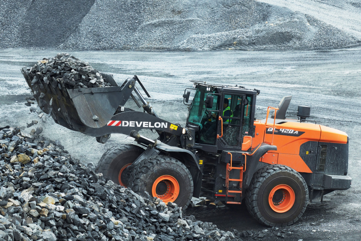 ▲HD현대인프라코어가 사우디아라비아에 수주한 대형 휠로더(DL420A-7M). (HD현대인프라코어)