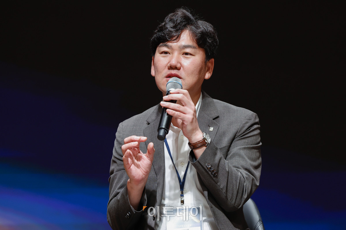 ▲김대수 신한은행 WM 추진부 팀장이 23일 서울 중구 대한상공회의소에서 열린 ‘제12회 대한민국 금융대전’에서 패널토론을 하고 있다. 이투데이가 ‘Re:금융 – 새정부, 새질서, 새기회’를 주제로 마련한 이번 행사는 디지털 전환, ESG 확산, 자산시장의 구조적 변화라는 큰 흐름 속에서 새 정부의 금융정책 방향을 공유하고, 이에 대한 금융회사들의 대응 전략을 다각도로 분석하는 자리다. 조현호 기자 hyunho@