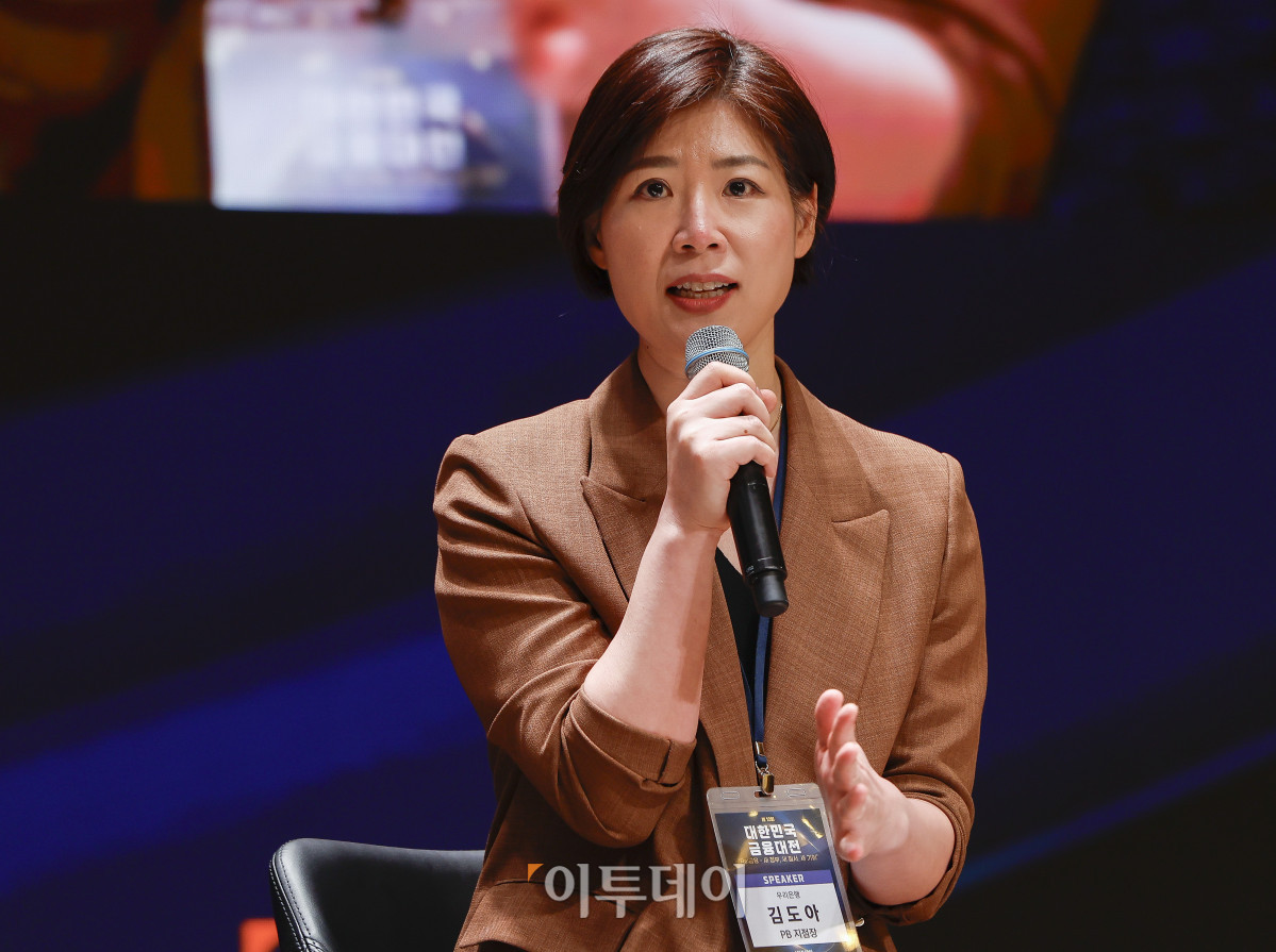 ▲김도아 우리은행 TCE 시그니처센터 PB 지점장이 23일 서울 중구 대한상공회의소에서 열린 ‘제12회 대한민국 금융대전’에서 패널토론을 하고 있다. 이투데이가 ‘Re:금융 – 새정부, 새질서, 새기회’를 주제로 마련한 이번 행사는 디지털 전환, ESG 확산, 자산시장의 구조적 변화라는 큰 흐름 속에서 새 정부의 금융정책 방향을 공유하고, 이에 대한 금융회사들의 대응 전략을 다각도로 분석하는 자리다. 조현호 기자 hyunho@