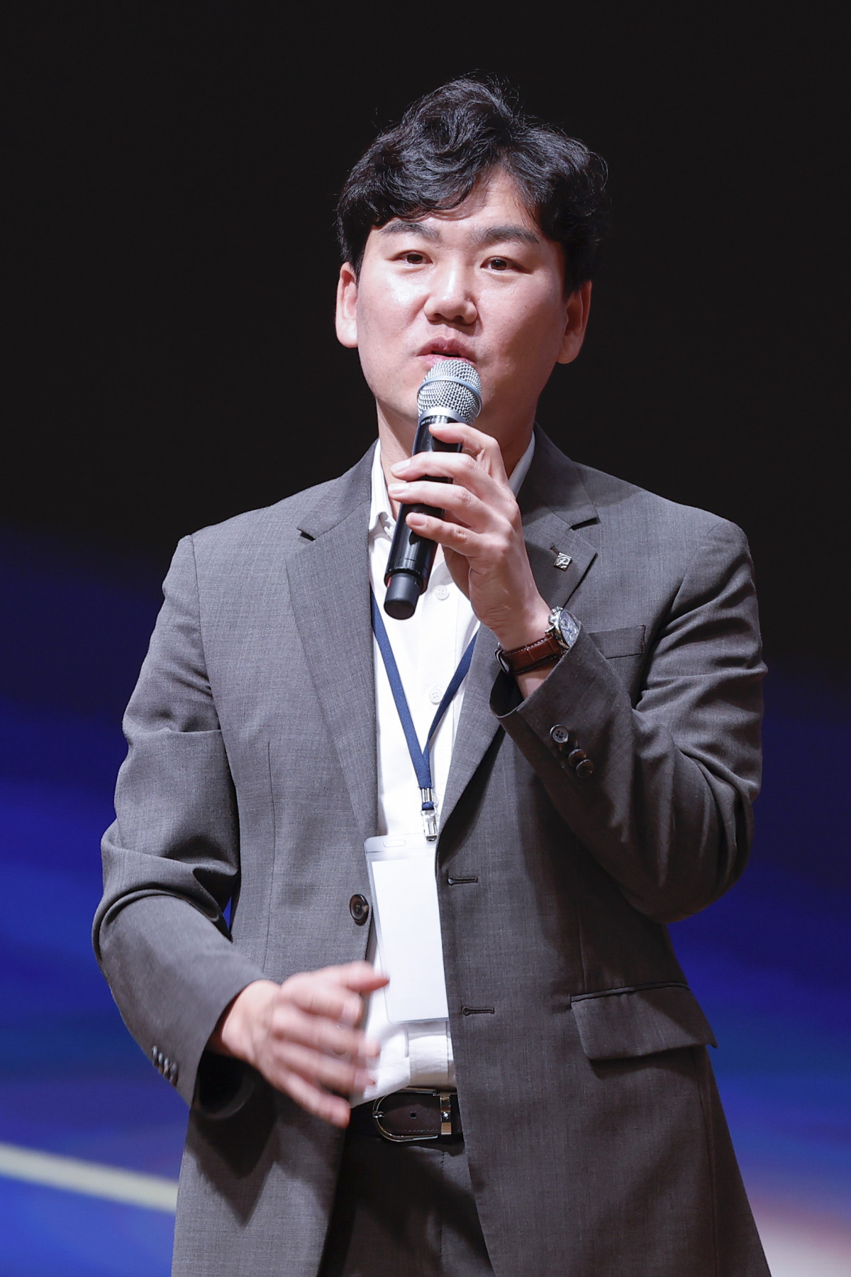 ▲김대수 신한은행 WM 추진부 팀장이 23일 서울 중구 대한상공회의소에서 열린 ‘제12회 대한민국 금융대전’에서 '2025 투자키워드와 자산흐름'을 주제로 발표를 하고 있다. 이투데이가 ‘Re:금융 – 새정부, 새질서, 새기회’를 주제로 마련한 이번 행사는 디지털 전환, ESG 확산, 자산시장의 구조적 변화라는 큰 흐름 속에서 새 정부의 금융정책 방향을 공유하고, 이에 대한 금융회사들의 대응 전략을 다각도로 분석하는 자리다. (조현호 기자 hyunho@)