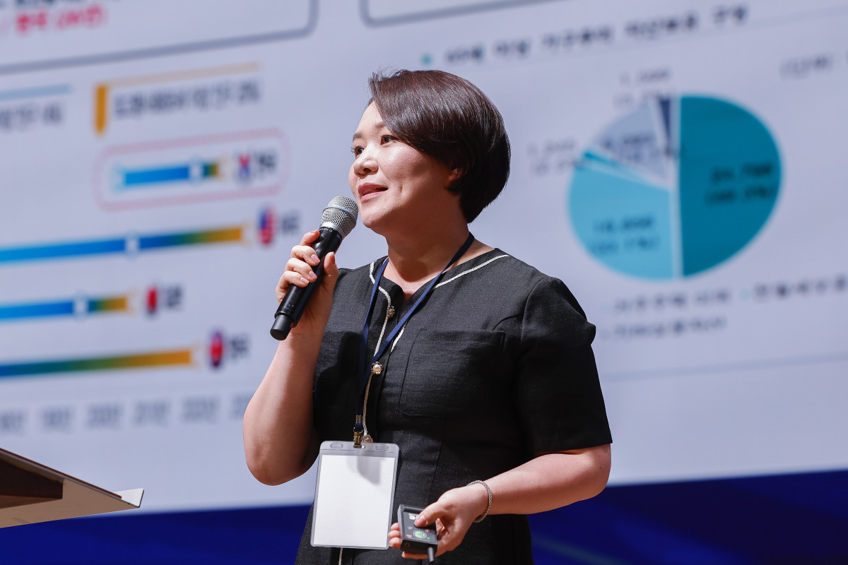 ▲서지영 하나은행 잠원역지점 PB 팀장이 23일 서울 중구 대한상공회의소에서 열린 ‘제12회 대한민국 금융대전’에서 '2025 초고령화, 변화하는 금융'을 주제로 발표를 하고 있다. 이투데이가 ‘Re:금융 – 새정부, 새질서, 새기회’를 주제로 마련한 이번 행사는 디지털 전환, ESG 확산, 자산시장의 구조적 변화라는 큰 흐름 속에서 새 정부의 금융정책 방향을 공유하고, 이에 대한 금융회사들의 대응 전략을 다각도로 분석하는 자리다. (조현호 기자 hyunho@)