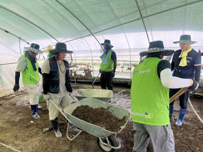 ▲LH 임직원들이 수해 현장에서 봉사활동을 진행하고 있다. (사진제공=한국토지주택공사)