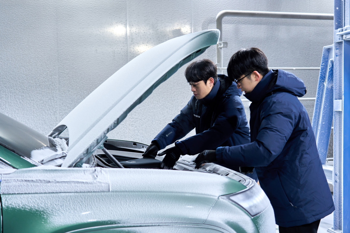 ▲강설 시험 중 아이오닉 9 차량의 프렁크 눈 유입 여부를 확인하는 모습. (사진=현대차)