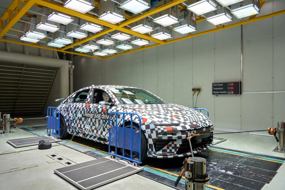 ▲환경시험동 고온챔버에서 아이오닉 6N 차량의 열관리 성능을 평가하는 모습. (사진=현대차)