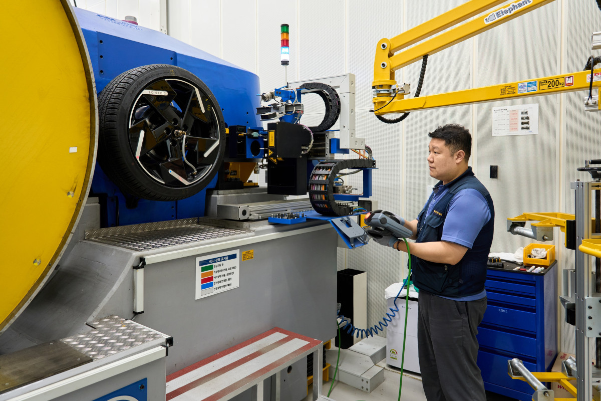 ▲RH성능개발동에서 고속 타이어 유니포미티 시험기를 작동시키는 모습. (사진=현대차)