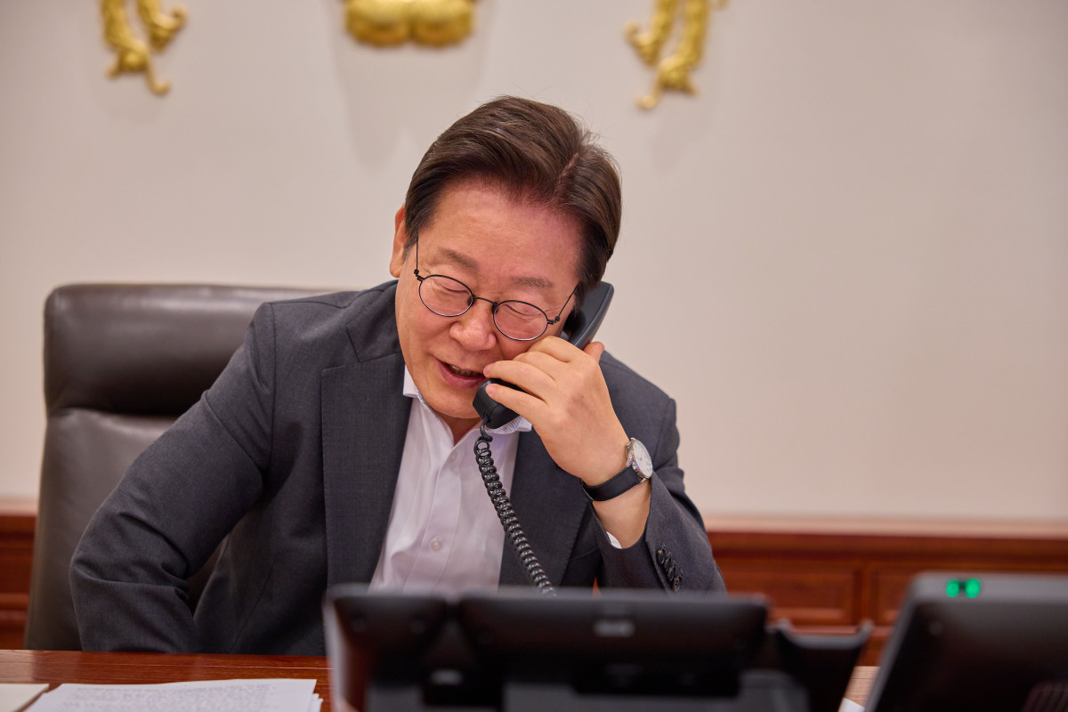 ▲이재명 대통령이 22일 서울 용산 대통령실 청사에서 타밈 빈 하마드 알 싸니 카타르 국왕과 통화하고 있다. (사진=대통령실 제공) 2025.07.22. (뉴시스)