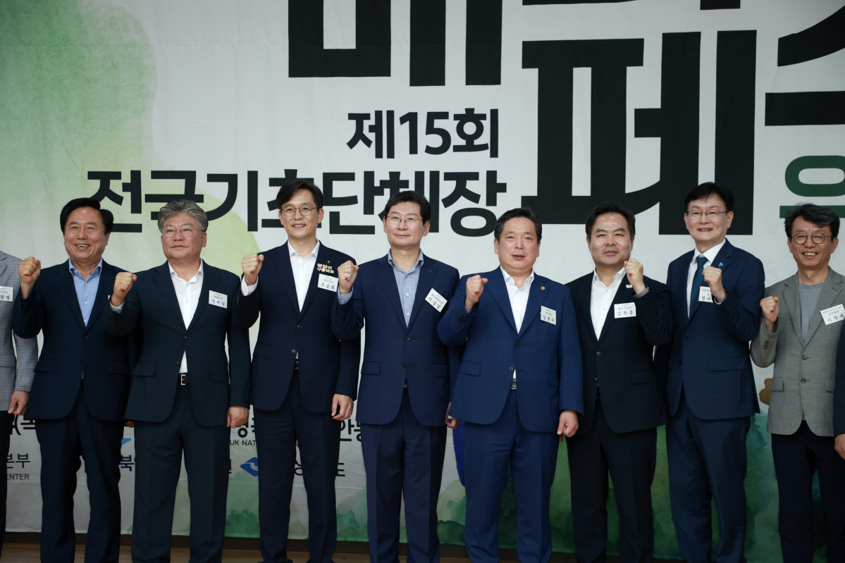 ▲이상일 용인특례시장(왼쪽에서 네 번째)이 23일 안동 국립경국대학교에서 열린 매니페스토 경진대회 개회식에 참석해 타 지자체장들과 기념촬영하고 있다. (용인특례시)