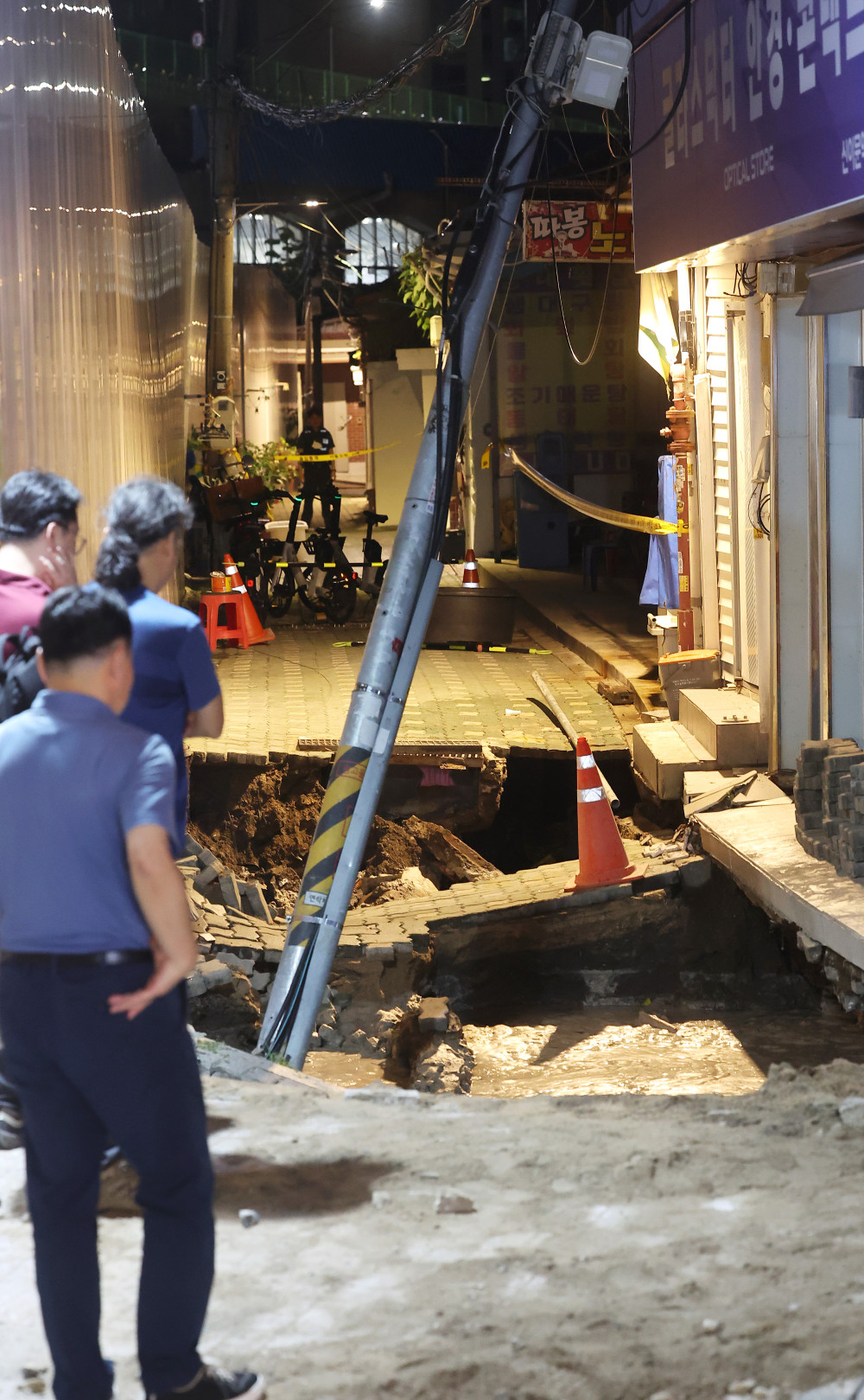 ▲23일 서울 동대문구 이문동의 한 공사장에서 지반 침하가 발생, 관계자들이 현장을 살펴보고 있다.    동대문구청에 따르면 이문2동 복합청사 부설주차장 공사장에서 깊이 2m, 길이 5m 규모로 땅이 꺼졌다. (연합뉴스)