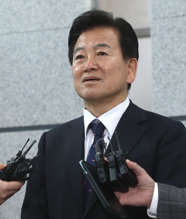 ▲정동영 더불어민주당 국회의원(전북 전주병)이 지난 3월19일 전북 전주시 전주지방법원에서 진행된 공직선거법 위반 혐의 1심 재판을 마친 뒤 취재진 질문에 답변하는 모습. (사진제공=뉴시스)