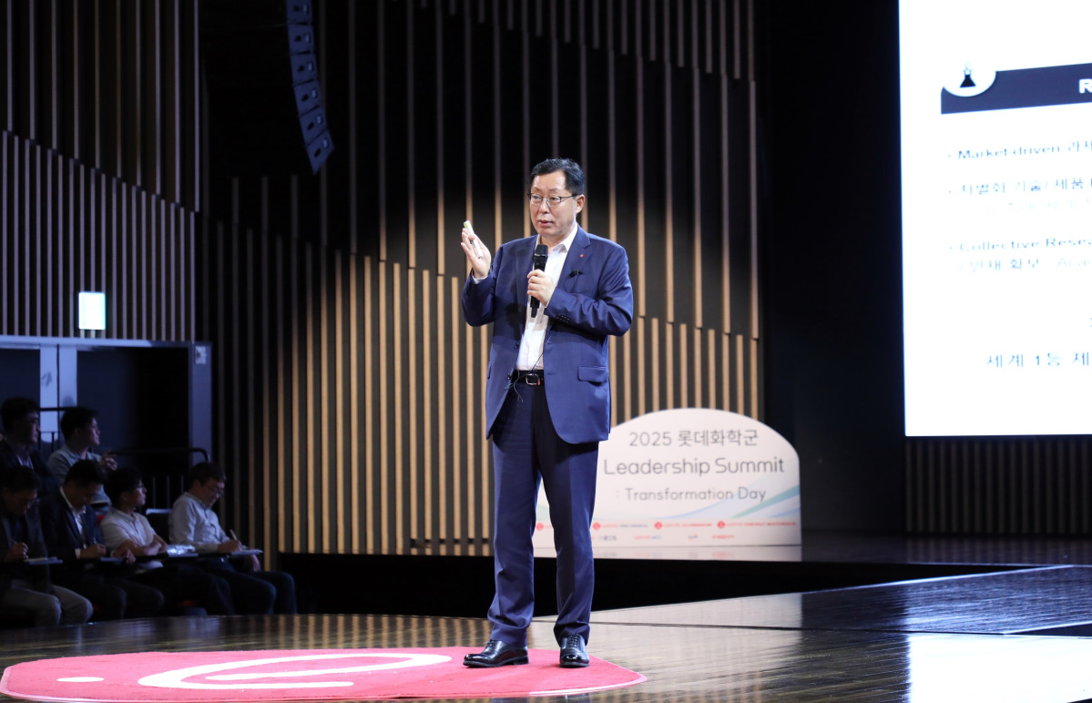 ▲이영준 롯데화학군 총괄대표가 2025 Leadership Summit에서 관점의 혁신 선도를 강조하고 있다. (롯데케미칼)