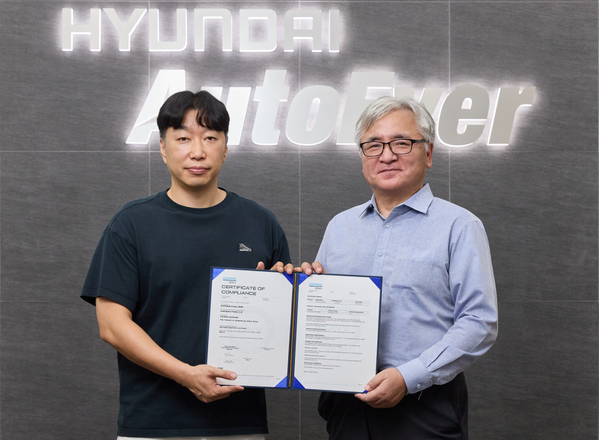 ▲현대오토에버 차량전장SW센터 정지훈 센터장(왼쪽)과 글로벌 인증기관 DNV Korea 이장섭 대표이사가 ASIL-D 인증서를 들고 기념촬영을 하고 있다. (사진=현대오토에버)