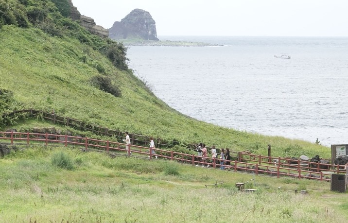 ▲제주 서귀포시 안덕면 용머리 해안 산책로에 관광객들의 발길이 이어지고 있다 (뉴시스)