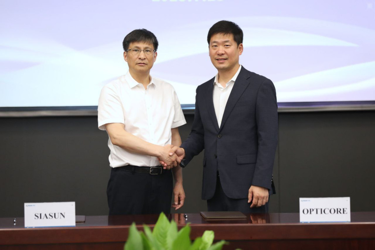 ▲문유석 옵티코어 대표이사(오른쪽)와 장진(Zhangjin) 시아순 대표이사가 중국 심양에 위치한 시아순 본사에서 휴머노이드 로봇용 힘토크센서 공급을 위한 업무협약(MOU)을 체결한 후 악수하고 있다. (사진제공=옵티코어)