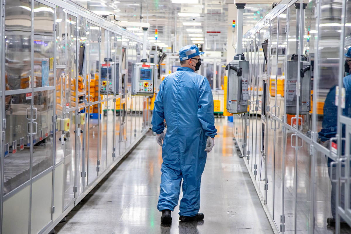 ▲LG에너지솔루션 미국 미시간주 홀랜드 공장에서 직원이 배터리 생산 공정을 살펴보고 있다. (LG에너지솔루션)