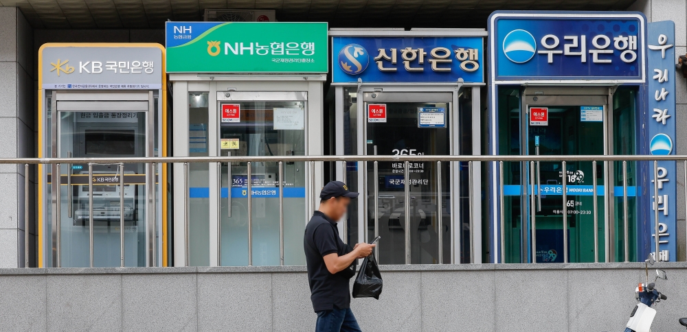 4대 금융지주, 상반기 10조 잭팟! 하반기 '상생금융' 압박에 수익성 '빨간불'?