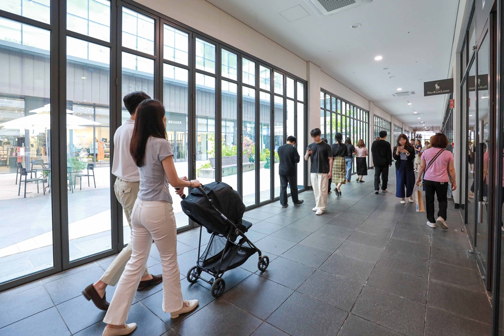 ▲인천 현대프리미엄아울렛 송도점을 방문한 고객들이 접이식 문인 폴딩도어와 냉방시설이 완비된 쾌적한 실내에서 쇼핑을 즐기고 있다. (사진제공=현대프리미엄아울렛)