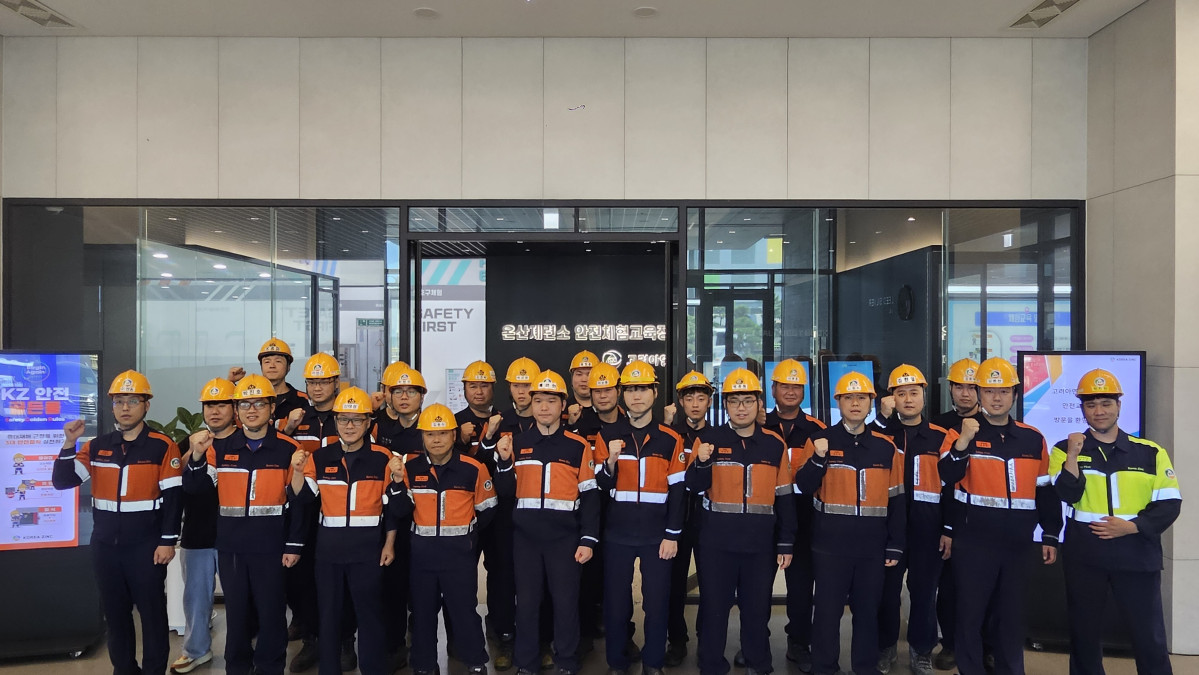▲고려아연 온산제련소 안전교육센터 안전체험교육장 앞에서 직원들이 기념촬영을 하고 있다. (사진= 고려아연)