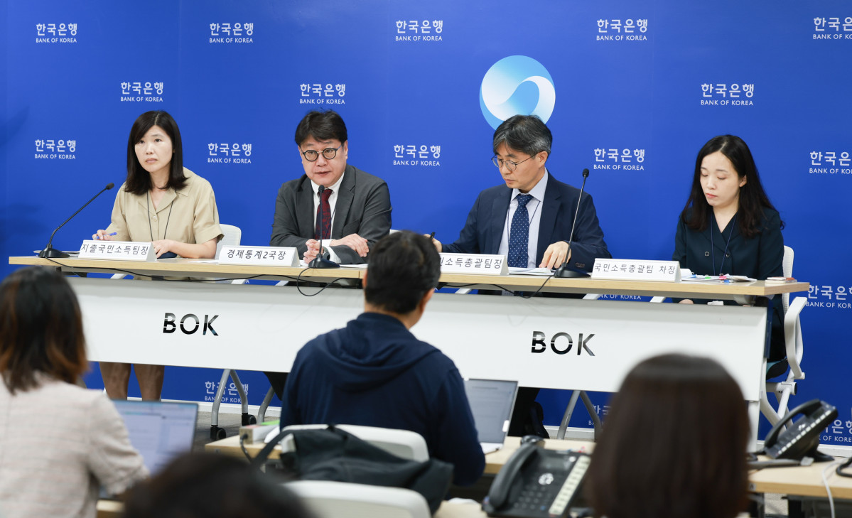 ▲24일 오전 서울 중구 한국은행에서 열린 '2025년 2분기 실질 국내총생산 기자설명회' (사진 왼쪽부터 이현영 지출국민소득팀장, 이동원 경제통계2국장, 박창현 국민소득총괄팀장, 김선임 국민소득총괄팀 차장) (한국은행)