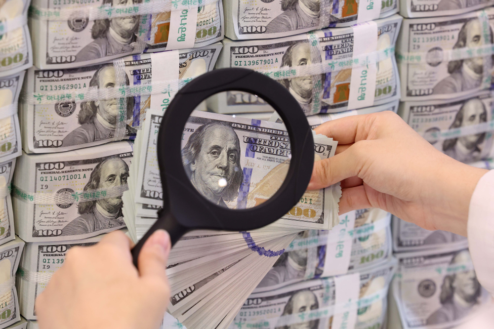 ▲사진은 서울 중구 하나은행 위변조대응센터에서 관계자가 달러화를 정리하고 있는 모습.  (이투데이DB)